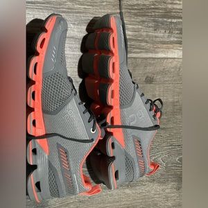 On cloud cloud surfer sz 9.5 women’s